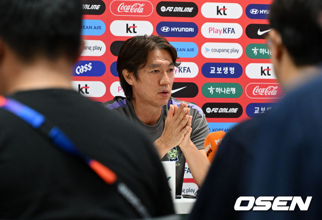 [OSEN=사포판(멕시코), 이대선 기자] 홍명보 감독이 이끄는 대한민국 축구국가대표팀이 26일(한국시각) 멕시코 과달라하라 인근 사포판의 치바스 베르데 바예에서 훈련을 진행했다.대한민국은 1승 2패(승점 3)로 조 3위에 머물렀다. 자력으로 32강에 오를 기회를 놓쳤고, 이제는 다른 조 경기 결과를 기다려야 하는 처지가 됐다.훈련에 앞서 대한민국 홍명보 감독이 인터뷰를 하고 있다. 2026.06.26 /sunday@osen.co.kr