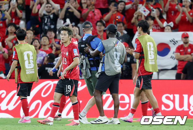 [OSEN=몬테레이(멕시코), 이대선 기자] 홍명보 감독이 이끄는 대한민국 축구대표팀은 25일(이하 한국시간) 오전 10시 멕시코 몬테레이 스타디움에서 개최된 2026 국제축구연맹(FIFA) 북중미 월드컵 조별리그 A조 최종전에서 남아프리카공화국에게 0-1 충격패를 당했다.1승2패가 된 한국은 A조 3위로 밀리며 32강 자력진출에 실패했다. 한국은 나머지 조들의 상황을 따져보고 32강에 진출할 가능성은 남아있다.경기 종료 후 대한민국 이강인이 패배에 아쉬워하고 있다. 2026.06.25 /sunday@osen.co.kr