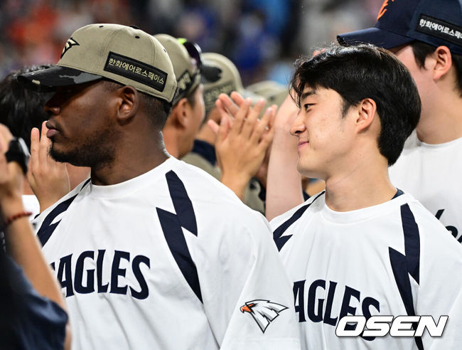 [OSEN=대전, 지형준 기자] 프로야구 한화 이글스가 드디어 6연패의 늪에서 벗어났다.한화는 20일 대전한화생명볼파크에서 열린 삼성 라이온즈와의 홈경기에서 막강 화력을 앞세워 10-4 승리를 거뒀다. 김경문 감독은 KBO 역대 4번째 2000경기 출장 기록을 세웠다. 외국인 타자 요나단 페라자는 817일 만에 1경기 멀티 홈런을 쏘아 올렸다. 반면 삼성은 연승 행진을 '5'에서 마감했다.경기를 마치고 한화 장유호가 승리를 기뻐하고 있다. 2026.06.20/ jpnews@osen.co.kr