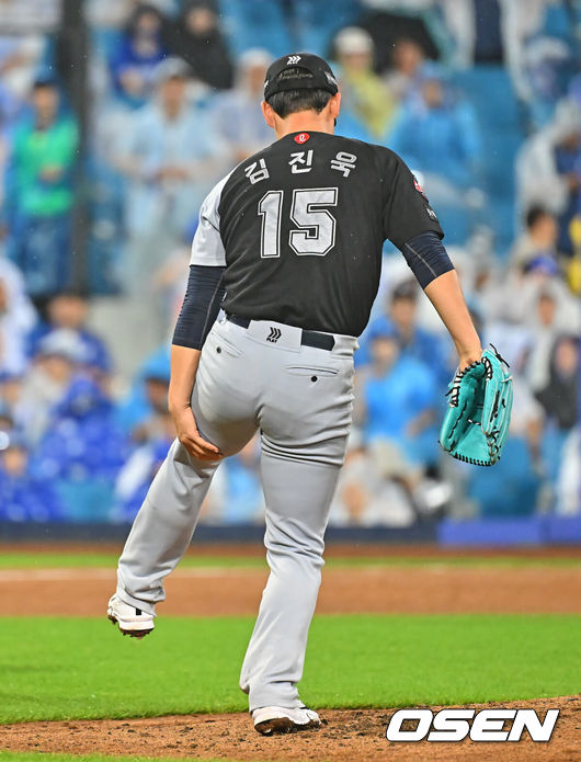 [OSEN=대구, 이석우 기자] 19일 대구삼성라이온즈파크에서 2026 신한 SOL KBO 리그 삼성 라이온즈와 롯데 자이언츠의 경기가 열렸다. 홈팀 삼성은 원태인이, 방문팀 롯데는 김진욱이 선발 출전했다. 롯데 자이언츠 김진욱이 6회말 투구 도중 왼쪽 허벅지 통증을 호소하고 있다. 2026.07.19 / foto0307@osen.co.kr