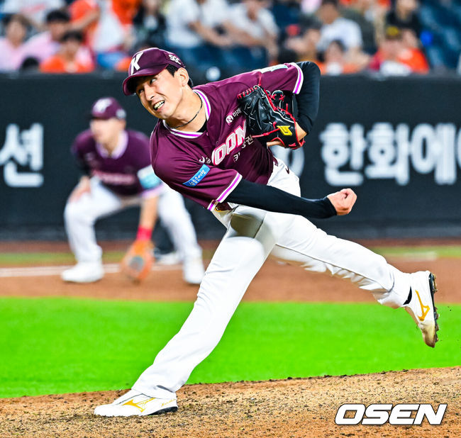 [OSEN=대전, 민경훈 기자] 19일 대전 한화생명 볼파크에서 2026 신한 SOL KBO리그 한화 이글스와 키움 히어로즈의 경기가 열렸다.이 경기에서 양 팀은 9-9 무승부를 거뒀다. 한화는 8-1로 앞서나갔지만 8회에만 무려 5실점 하면서 리드를 모두 날렸다. 이날 무승부로 한화는 후반기 첫 승리, 3연패 탈출, 키움전 6연패 탈출에 모두 실패했다.연장 11회말 마운드에 오른 키움 유토가 힘차게 공을 뿌리고 있다. 2026.07.19 / rumi@osen.co.kr