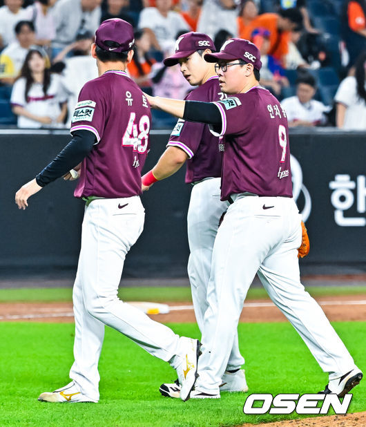 [OSEN=대전, 민경훈 기자] 19일 대전 한화생명 볼파크에서 2026 신한 SOL KBO리그 한화 이글스와 키움 히어로즈의 경기가 열렸다.이 경기에서 양 팀은 9-9 무승부를 거뒀다. 한화는 8-1로 앞서나갔지만 8회에만 무려 5실점 하면서 리드를 모두 날렸다. 이날 무승부로 한화는 후반기 첫 승리, 3연패 탈출, 키움전 6연패 탈출에 모두 실패했다.경기를 마치고 키움 안치홍이 유토를 격려하고 있다. 2026.07.19 / rumi@osen.co.kr
