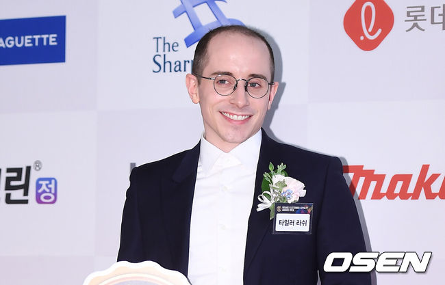 [OSEN=곽영래 기자] 17일 오후 서울 여의도 콘래드 서울에서 '2019 브랜드 고객충성도 대상' 시상식이 열렸다.방송인 타일러 라쉬가 포토타임을 갖고 있다. / youngrae@osen.co.kr