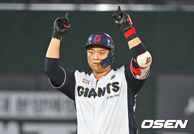 [OSEN=부산, 이석우 기자] 21일 부산 사직야구장에서 2026 신한 SOL KBO 리그 롯데 자이언츠와 SSG 랜더스의 경기가 열렸다. 홈팀 롯데는 비슬리가, 방문팀 SSG는 타케다가 선발 출전했다.롯데 자이언츠 한동희가 6회말 2사 1,3루 좌중간 역전 1타점 2루타를 치고 세리머니를 하고 있다. 2026.07.21 / foto0307@osen.co.kr