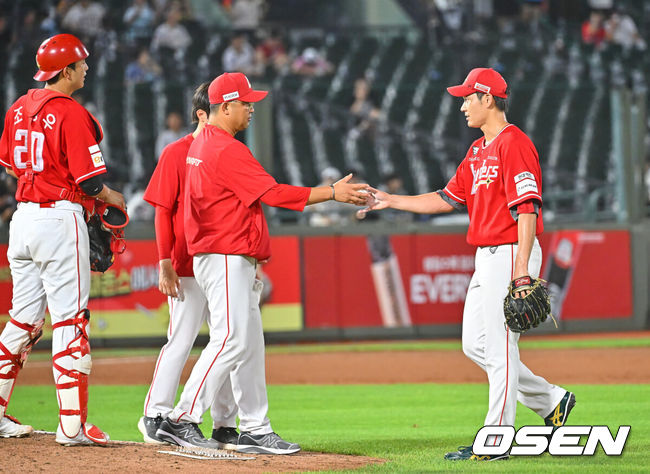 [OSEN=부산, 이석우 기자] 21일 부산 사직야구장에서 2026 신한 SOL KBO 리그 롯데 자이언츠와 SSG 랜더스의 경기가 열렸다. 홈팀 롯데는 비슬리가, 방문팀 SSG는 타케다가 선발 출전했다.SSG 랜더스 타케다가 6회말 교체되고 있다. 2026.07.21 / foto0307@osen.co.kr