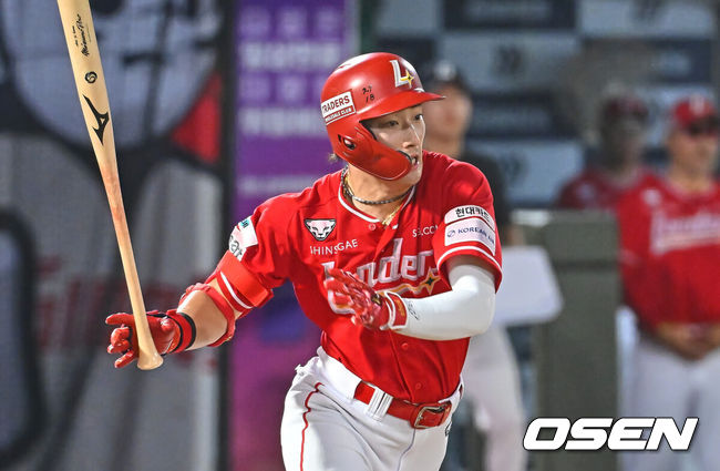 [OSEN=부산, 이석우 기자] 21일 부산 사직야구장에서 2026 신한 SOL KBO 리그 롯데 자이언츠와 SSG 랜더스의 경기가 열렸다. 홈팀 롯데는 비슬리가, 방문팀 SSG는 타케다가 선발 출전했다.SSG 랜더스 최지훈이 6회초 2사 3루 우익수 앞 1타점 안타를 치고 있다. 2026.07.21 / foto0307@osen.co.kr