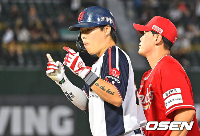 [OSEN=부산, 이석우 기자] 21일 부산 사직야구장에서 2026 신한 SOL KBO 리그 롯데 자이언츠와 SSG 랜더스의 경기가 열렸다. 홈팀 롯데는 비슬리가, 방문팀 SSG는 타케다가 선발 출전했다.롯데 자이언츠 고승민이 6회말 2사 2루 우익수 앞 동점 1타점 안타를 치고 세리머니를 하고 있다. 2026.07.21 / foto0307@osen.co.kr