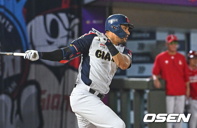 [OSEN=부산, 이석우 기자] 21일 부산 사직야구장에서 2026 신한 SOL KBO 리그 롯데 자이언츠와 SSG 랜더스의 경기가 열렸다. 홈팀 롯데는 비슬리가, 방문팀 SSG는 타케다가 선발 출전했다.롯데 자이언츠 레이예스가 8회말 무사 2루 중견수 앞 1타점 안타를 치고 있다. 2026.07.21 / foto0307@osen.co.kr