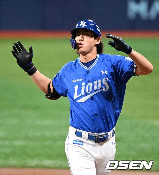 [OSEN=고척, 이대선 기자] 21일 서울 고척스카이돔에서  2026 신한 SOL KBO리그 키움 히어로즈와 삼성 라이온즈의 경기가 열렸다.이날 키움은 배동현, 삼성은 최원태를 선발로 내세웠다.1회초 무사 2,3루에서 삼성 구자욱이 중전 2타점 적시타를 치고 환호하고 있다. 2026.07.21 /sunday@osen.co.kr