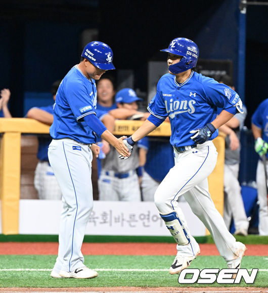 [OSEN=고척, 이대선 기자] 21일 서울 고척스카이돔에서  2026 신한 SOL KBO리그 키움 히어로즈와 삼성 라이온즈의 경기가 열렸다.이날 키움은 배동현, 삼성은 최원태를 선발로 내세웠다.8회초 무사에서 삼성 이재현이 좌중월 솔로 홈런을 치고 그라운드를 돌고 있다. 2026.07.21 /sunday@osen.co.kr