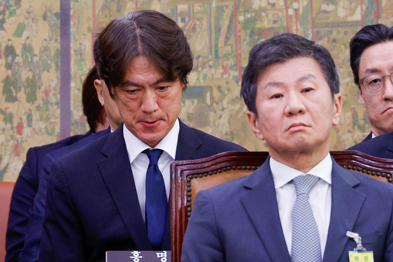 지난 2024년 9월 24일 당시 홍명보 남자 축구대표팀 감독(왼쪽)과 정몽규 대한축구협회장이 서울 여의도 국회 문화체육관광위원회에서 열린 대한축구협회 등에 대한 현안질의에 출석해 있다. 뉴스1