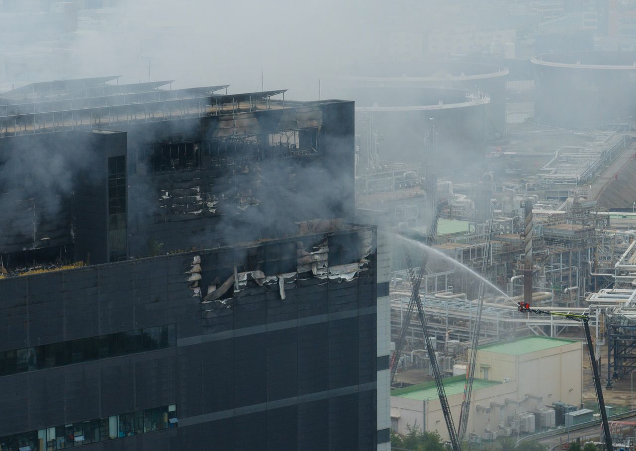 20일 사흘째 화재가 이어지고 있는 인천 서해구 석남동 쿠팡 물류센터에 진화 작업이 진행되고 있다. 연합뉴스 