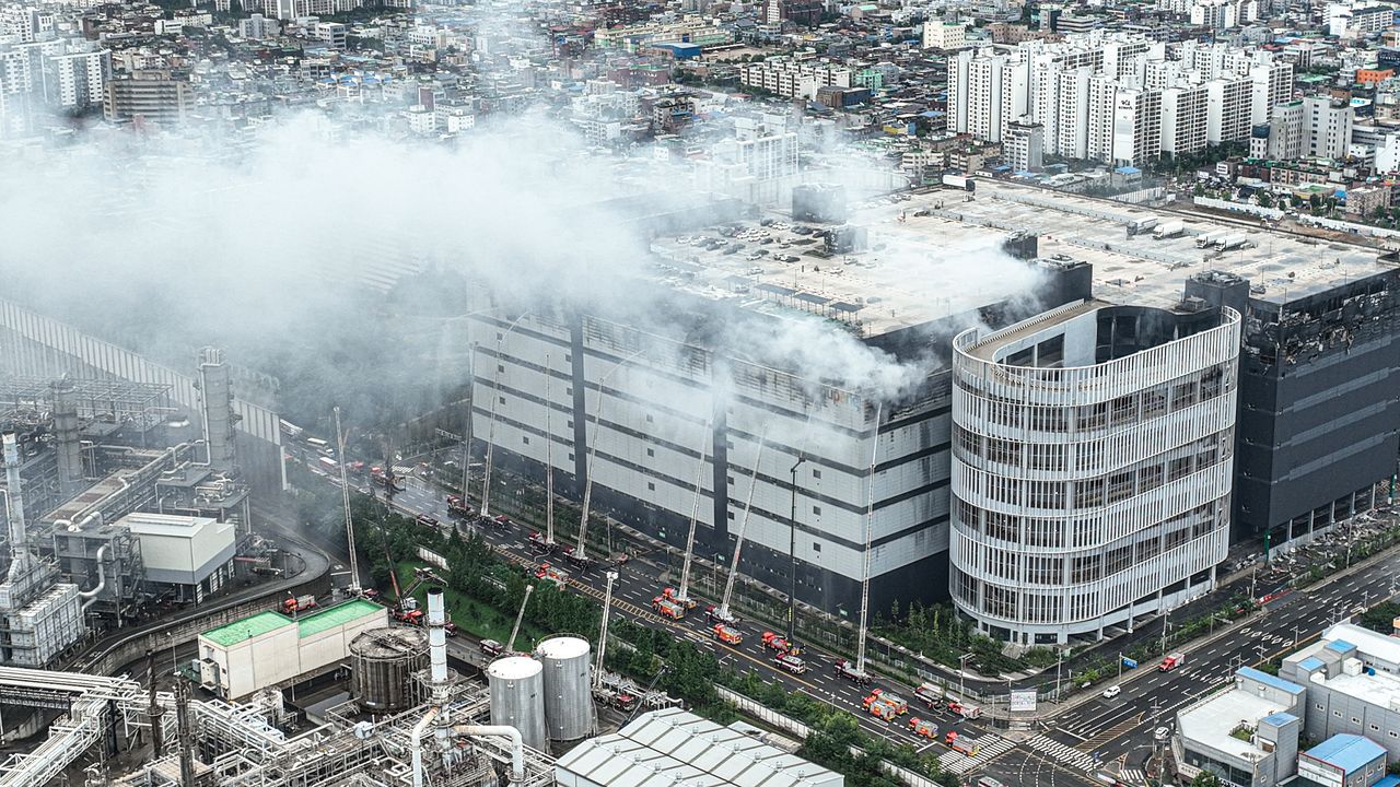인천시 서해구 석남동 쿠팡 물류센터 화재 발생 사흘째인 20일 소방당국이 진화 작업을 벌이고 있다. 김경록 기자
