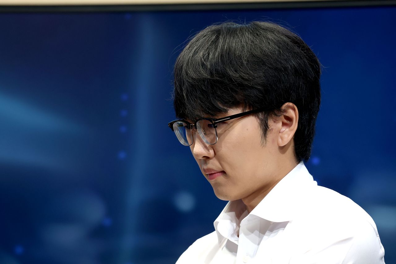 신진서 9단이 21일 열린 바둑 인공지능 ‘카타고’의 2점 접바둑 3국 최종국에서 완승했다. 뉴스1