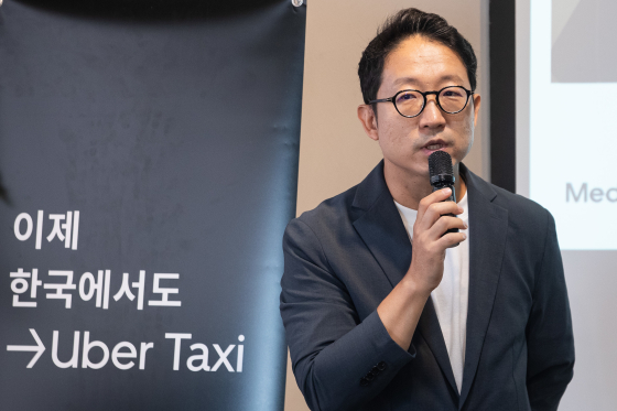 송진우 우버코리아 대표(CEO)가 2024년 7월 기자간담회에서 우티에서 우버로 바꾼 이유를 설명하고 있다. 사진=뉴스1
