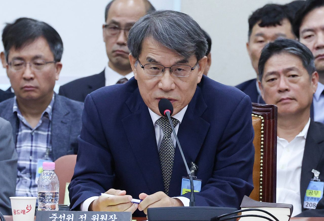 노태악 전 중앙선관위 위원장이 지난 14일 국회에서 열린 6·3 지방선거 투표용지 부족 사태 국정조사특별위원회 청문회에서 의원들 질의에 답하고 있다. 임현동 기자