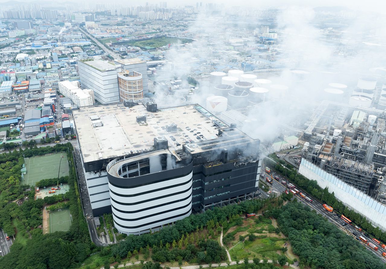 20일 사흘째 화재가 이어지고 있는 인천 서해구 석남동 쿠팡 물류센터에 진화 작업이 진행되고 있다. 연합뉴스 