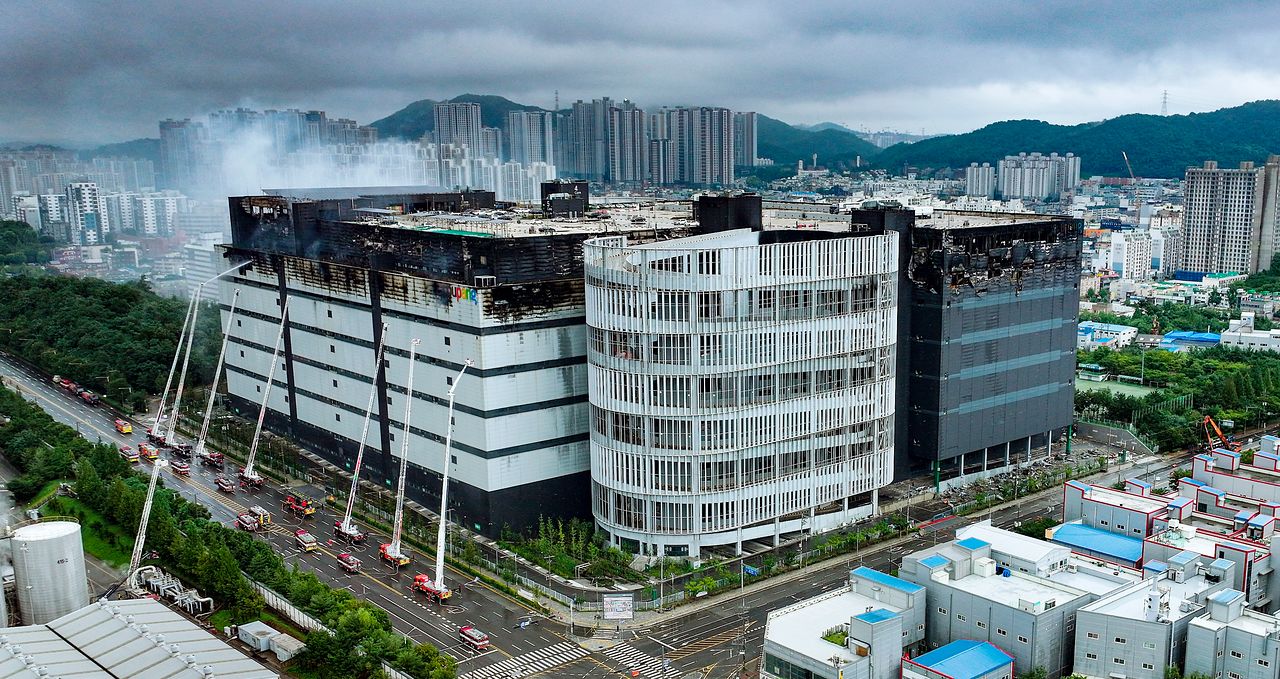 21일 인천 서해구 석남동 쿠팡 32물류센터 화재 현장에서 소방 관계자들이 진화작업을 하고 있다. 뉴스1