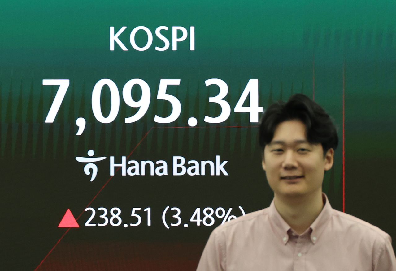 코스피가 7000선을 회복한 지난 15일 서울 중구 하나은행 딜링룸 현황판에 코스피가 표시되고 있다. 연합뉴스
