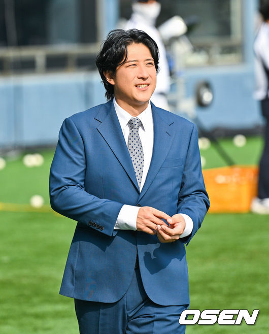 [OSEN=잠실, 박준형 기자] 3일 오후 서울 잠실구장에서 ‘2026 신한은행 SOL Bank KBO리그’ 두산 베어스와 한화 이글스의 경기가 진행됐다.이날 두산은 플렉센을, 한화는 에르난데스를 선발투수로 내세웠다.  경기 앞서 황재균 해설위원이 그라운드로 나서고 있다.  2026.04.02 / soul1014@osen.co.kr