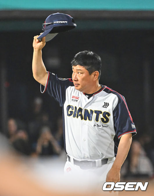 [OSEN=부산, 이석우 기자] 21일 부산 사직야구장에서 2026 신한 SOL KBO 리그 롯데 자이언츠와 SSG 랜더스의 경기가 열렸다. 홈팀 롯데는 비슬리가, 방문팀 SSG는 타케다가 선발 출전했다.롯데 자이언츠 김태형 감독이 SSG 랜더스에 6-2로 승리한 후 팬들에게 감사 인사를 하고 있다. 2026.07.21 / foto0307@osen.co.kr