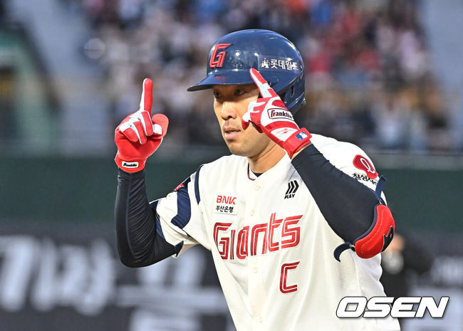 [OSEN=부산, 이석우 기자] 13일 부산 사직야구장에서 2026 신한 SOL KBO 리그 롯데 자이언츠와 NC 다이노스의 경기가 열렸다. 홈팀 롯데는 비슬리가, 방문팀 NC는 테일러가 선발 출전했다.롯데 자이언츠 전준우가 3회말 무사 2,3루 우익수 왼쪽 1타점 안타를 치고 세리머니를 하고 있다. 2026.05.13 / foto0307@osen.co.kr