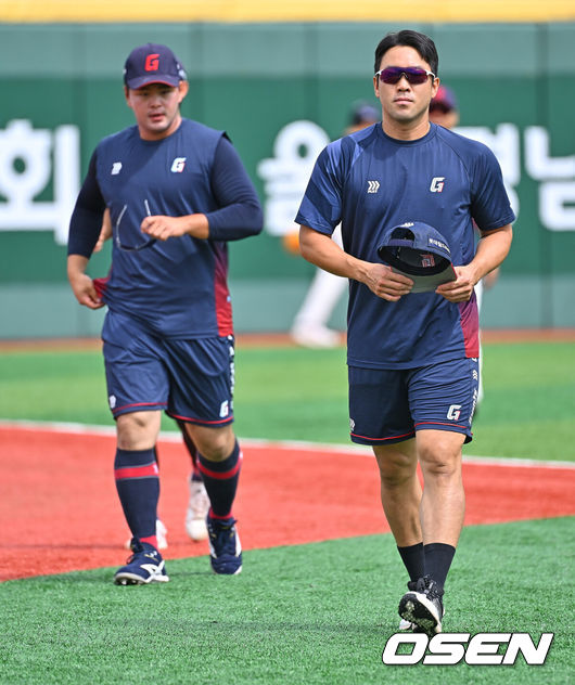 [OSEN=울산, 이석우 기자] 27일 울산 문수야구장에서 2026 메디힐 KBO 퓨처스리그 울산 웨일즈와 롯데 자이언츠의 경기가 열린다. 울산 웨일즈 최지만이 첫 출전을 앞두고 있다.롯데 자이언츠 전준우가 훈련에 나서고 있다. 2026.06.27 / foto0307@osen.co.kr