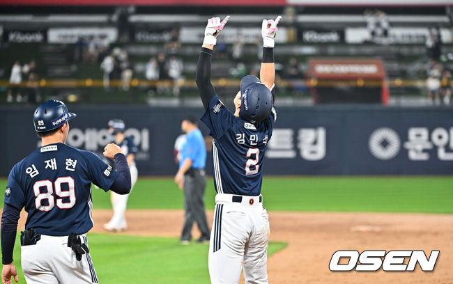 [OSEN=수원, 박준형 기자] 21일 오후 수원 KT위즈파크에서 열린 2026 신한 SOL KBO리그 KT 위즈와 두산 베어스의 경기가 진행됐다.이날 경기 KT는 오원석을, 두산은 벤자민을 선발투수로 내세웠다. 9회초 2사 1,3루 두산 김민석이 동점 1타점 적시타를 날리고 세리머니를 하고 있다.    2026.07.21 / soul1014@osen.co.kr