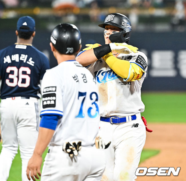[OSEN=수원, 박준형 기자] 21일 오후 수원 KT위즈파크에서 열린 2026 신한 SOL KBO리그 KT 위즈와 두산 베어스의 경기가 진행됐다.이날 경기 KT는 오원석을, 두산은 벤자민을 선발투수로 내세웠다. 5회말 1사 3루 KT 안현민이 재역전 1타점 적시타를 날린뒤 세리머니를 하고 있다.    2026.07.21 / soul1014@osen.co.kr