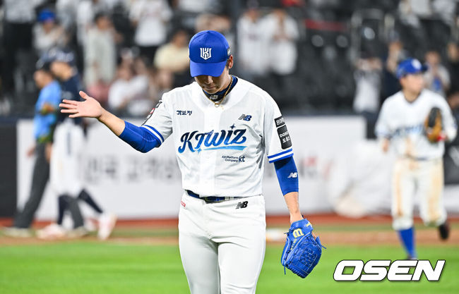 [OSEN=수원, 박준형 기자] 21일 오후 수원 KT위즈파크에서 열린 2026 신한 SOL KBO리그 KT 위즈와 두산 베어스의 경기가 진행됐다.이날 경기 KT는 오원석을, 두산은 벤자민을 선발투수로 내세웠다. 9회초 이닝종료 후 KT 박영현이 아쉬워하며 마운드를 내려가고 있다.    2026.07.21 / soul1014@osen.co.kr