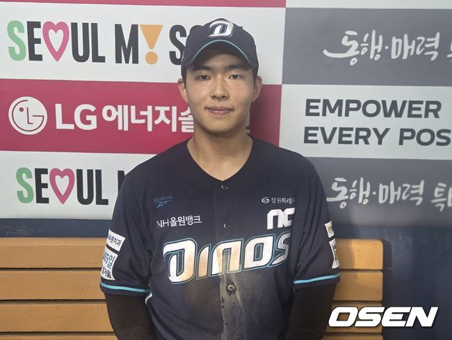 [OSEN=잠실, 한용섭 기자]  NC 다이노스 김휘집이 21일 잠실구장에서 열린 LG 트윈스와 경기에서 7회 결승 투런 홈런을 터뜨려 팀의 3연패 탈출에 앞장 섰다. 경기 후 인터뷰를 하고 있는 김휘집. /orange@osen.co.kr