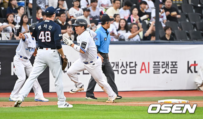 [OSEN=수원, 박준형 기자] 21일 오후 수원 KT위즈파크에서 열린 2026 신한 SOL KBO리그 KT 위즈와 두산 베어스의 경기가 진행됐다.이날 경기 KT는 오원석을, 두산은 벤자민을 선발투수로 내세웠다. 1회말 2사 1루 KT 힐리어드의 내야안타때 1루 주자 김현수가 두산 세베리노 1루수의 송구 실책을 틈타 홈으로 쇄도하고 있다.     2026.07.21 / soul1014@osen.co.kr