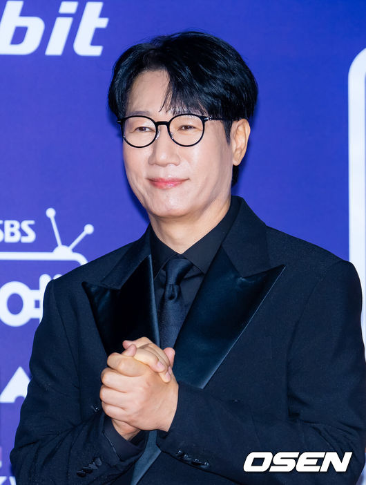 [OSEN=민경훈 기자] 30일 오후 서울 마포구 상암 SBS 프리즘타워에서 ‘2025 SBS 연예대상’ 포토월 행사가 열렸다.올해 대상 후보는 유재석, 전현무, 탁재훈, 신동엽, 이상민, 서장훈, 지석진이 올라 대상을 두고 치열한 경쟁을 펼친다.'런닝맨'의 지석진이 레드카펫을 밟으며 포즈를 취하고 있다. 2025.12.30 /rumi@osen.co.kr