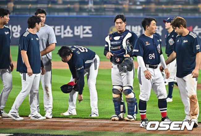 [OSEN=수원, 박준형 기자] 두산 베어스와 KT 위즈가 5시간이 넘는 우중 혈투 끝 승부를 가리지 못했다.프로야구 두산 베어스와 KT 위즈는 21일 수원KT위즈파크에서 열린 2026 신한 SOL KBO리그 시즌 10차전에서 연장 11회 접전 끝 2-2 무승부를 거뒀다.경기 종료 후 두산 선수들이 무승부를 아쉬워하고 있다. 2026.07.21 / soul1014@osen.co.kr