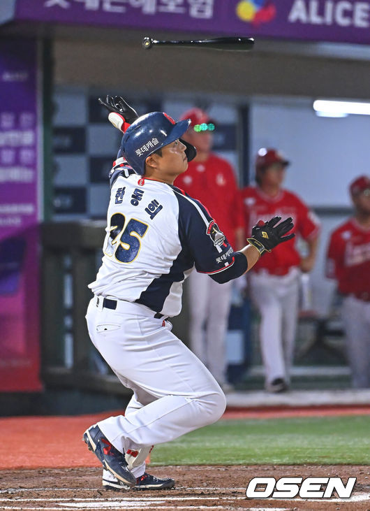 [OSEN=부산, 이석우 기자] 21일 부산 사직야구장에서 2026 신한 SOL KBO 리그 롯데 자이언츠와 SSG 랜더스의 경기가 열렸다. 홈팀 롯데는 비슬리가, 방문팀 SSG는 타케다가 선발 출전했다.롯데 자이언츠 한동희가 6회말 2사 1,3루 좌중간 역전 1타점 2루타를 치고 있다. 2026.07.21 / foto0307@osen.co.kr