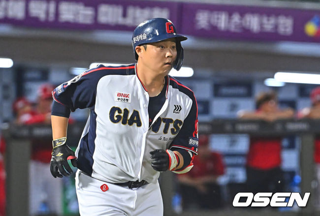 [OSEN=부산, 이석우 기자] 21일 부산 사직야구장에서 2026 신한 SOL KBO 리그 롯데 자이언츠와 SSG 랜더스의 경기가 열렸다. 홈팀 롯데는 비슬리가, 방문팀 SSG는 타케다가 선발 출전했다.롯데 자이언츠 한동희가 6회말 2사 1,3루 좌중간 역전 1타점 2루타를 치고 진루하고 있다. 2026.07.21 / foto0307@osen.co.kr