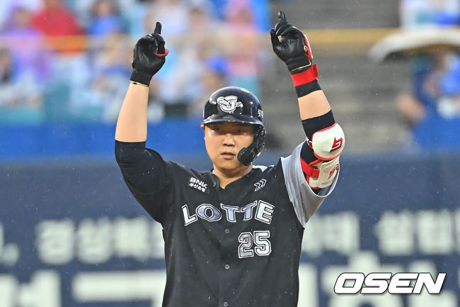 [OSEN=대구, 이석우 기자] 19일 대구삼성라이온즈파크에서 2026 신한 SOL KBO 리그 삼성 라이온즈와 롯데 자이언츠의 경기가 열렸다. 홈팀 삼성은 원태인이, 방문팀 롯데는 김진욱이 선발 출전했다. 롯데 자이언츠 한동희가 5회초 2사 1루 우익수 오른쪽 1타점 2루타를 치고 세리머니를 하고 있다. 2026.07.19 / foto0307@osen.co.kr