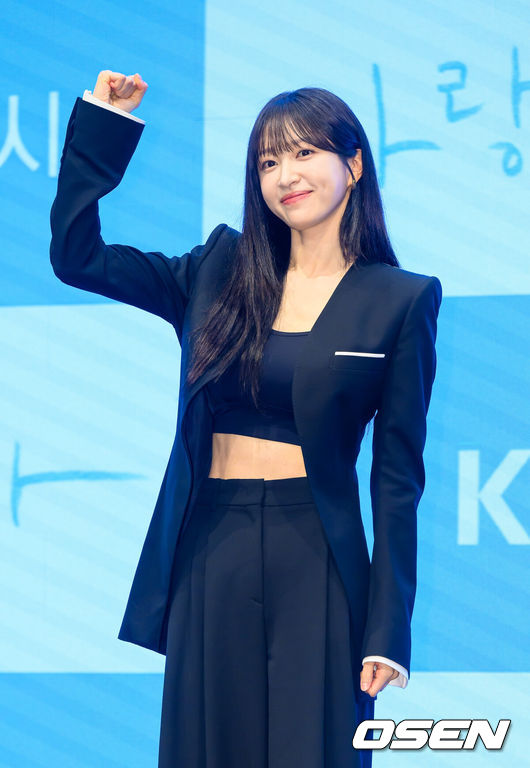 [OSEN=박준형 기자] 22일 서울 신도림 디큐브시티 더세인트 웨딩홀에서 KBS 2TV새 주말드라마‘사랑이 온다’ 제작발표회가 진행됐다.오는 25일 첫 방송되는 '사랑이 온다'(극본이경희, 연출 홍석구)는 깨진 가족의 파편을 다시 모아 세상에서 가장 따뜻한 인생 한 상을 차려가는 두 남녀의 이야기를 담은 패밀리 레시피 드라마로 이날 행사에는 배우 하석진과 안희연, 박유나, 배정남, 권해효, 윤유선, 류승수, 진경 등이 참석했다.배우 안희연이 포즈를 취하고 있다.    2026.07.22 / soul1014@osen.co.kr
