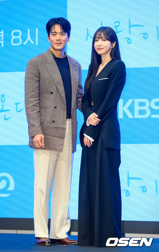 [OSEN=박준형 기자] 22일 서울 신도림 디큐브시티 더세인트 웨딩홀에서 KBS 2TV새 주말드라마‘사랑이 온다’ 제작발표회가 진행됐다.오는 25일 첫 방송되는 '사랑이 온다'(극본이경희, 연출 홍석구)는 깨진 가족의 파편을 다시 모아 세상에서 가장 따뜻한 인생 한 상을 차려가는 두 남녀의 이야기를 담은 패밀리 레시피 드라마로 이날 행사에는 배우 하석진과 안희연, 박유나, 배정남, 권해효, 윤유선, 류승수, 진경 등이 참석했다.배우 하석진과 안희연이 포즈를 취하고 있다.    2026.07.22 / soul1014@osen.co.kr