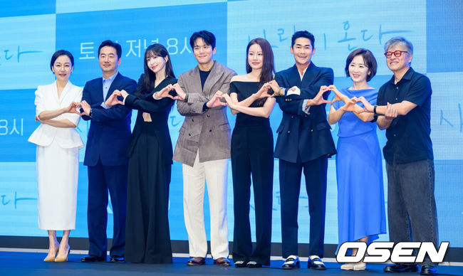 [OSEN=박준형 기자] 22일 서울 신도림 디큐브시티 더세인트 웨딩홀에서 KBS 2TV새 주말드라마‘사랑이 온다’ 제작발표회가 진행됐다.오는 25일 첫 방송되는 '사랑이 온다'(극본이경희, 연출 홍석구)는 깨진 가족의 파편을 다시 모아 세상에서 가장 따뜻한 인생 한 상을 차려가는 두 남녀의 이야기를 담은 패밀리 레시피 드라마로 이날 행사에는 배우 하석진과 안희연, 박유나, 배정남, 권해효, 윤유선, 류승수, 진경 등이 참석했다.출연배우들이 포즈를 취하고 있다.     2026.07.22 / soul1014@osen.co.kr