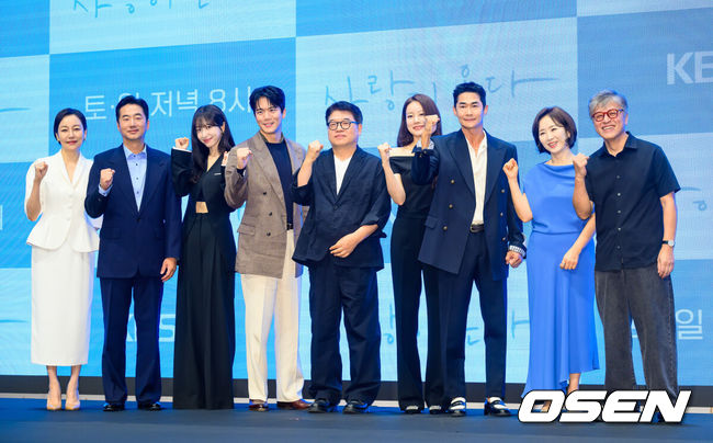 [OSEN=박준형 기자] 22일 서울 신도림 디큐브시티 더세인트 웨딩홀에서 KBS 2TV새 주말드라마‘사랑이 온다’ 제작발표회가 진행됐다.오는 25일 첫 방송되는 '사랑이 온다'(극본이경희, 연출 홍석구)는 깨진 가족의 파편을 다시 모아 세상에서 가장 따뜻한 인생 한 상을 차려가는 두 남녀의 이야기를 담은 패밀리 레시피 드라마로 이날 행사에는 배우 하석진과 안희연, 박유나, 배정남, 권해효, 윤유선, 류승수, 진경 등이 참석했다.출연배우들과 홍석구 감독이 포즈를 취하고 있다.    2026.07.22 / soul1014@osen.co.kr