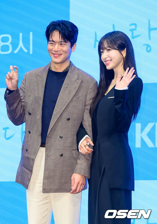 [OSEN=박준형 기자] 22일 서울 신도림 디큐브시티 더세인트 웨딩홀에서 KBS 2TV새 주말드라마‘사랑이 온다’ 제작발표회가 진행됐다.오는 25일 첫 방송되는 '사랑이 온다'(극본이경희, 연출 홍석구)는 깨진 가족의 파편을 다시 모아 세상에서 가장 따뜻한 인생 한 상을 차려가는 두 남녀의 이야기를 담은 패밀리 레시피 드라마로 이날 행사에는 배우 하석진과 안희연, 박유나, 배정남, 권해효, 윤유선, 류승수, 진경 등이 참석했다.배우 하석진과 안희연이 포즈를 취하고 있다.    2026.07.22 / soul1014@osen.co.kr