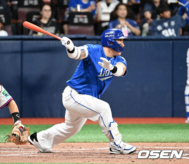 [OSEN=고척, 이대선 기자] 22일 서울 고척스카이돔에서 2026 신한 SOL KBO리그 키움 히어로즈와 삼성 라이온즈의 경기가 열렸다. 이날 키움은 알칸타라, 삼성은 김백산을 선발로 내세웠다. 2회초 무사에서 삼성 최형우가 중전 안타를 치고 있다. 2400경기 출장을 기록한 최형우는 이 안타로 5시즌 연속 100안타를 기록했다. 2026.07.22 /sunday@osen.co.kr