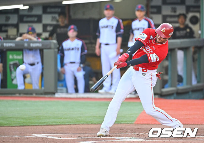[OSEN=부산, 이석우 기자] 22일 부산 사직야구장에서 2026 신한 SOL KBO 리그 롯데 자이언츠와 SSG 랜더스의 경기가 열렸다. 홈팀 롯데는 박세웅이, 방문팀 SSG는 아빌라가 선발 출전했다.SSG 랜더스 마드리스가 1회초 1사 2루 중견수 오른쪽 1타점 적시타를 치고 있다. 2026.07.22 / foto0307@osen.co.kr