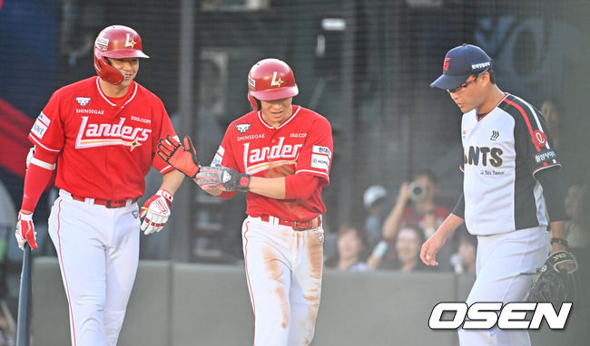 [OSEN=부산, 이석우 기자] 22일 부산 사직야구장에서 2026 신한 SOL KBO 리그 롯데 자이언츠와 SSG 랜더스의 경기가 열렸다. 홈팀 롯데는 박세웅이, 방문팀 SSG는 아빌라가 선발 출전했다.SSG 랜더스 박성한이 1회초 1사 2루 마드리스의 중견수 오른쪽 1타점 적시타때 득점을 올리고 김재환과 하이파이브를 하고 있다. 2026.07.22 / foto0307@osen.co.kr