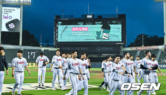 [OSEN=잠실, 박준형 기자] 22일 서울 잠실구장에서 열린2026 신한 SOL KBO 리그 LG 트윈스와 NC 다이노스의 경기가 우천으로 노게임 선언됐다.3회말 1사 후 경기 도중 쏟아진 폭우로 잠실구장 내야가 순식간에 물바다로 변하며 오후 7시 11분 경기가 중단됐다.노게임 선언된 이후 LG 선수들이 팬들에게 인사를 하고 있다.      2026.07.22 / soul1014@osen.co.kr