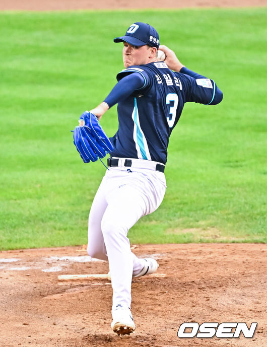 [OSEN=잠실, 박준형 기자] 22일 서울 잠실구장에서 2026 신한 SOL KBO 리그 LG 트윈스와 NC 다이노스의 경기가 진행됐다.이날 경기 LG는 톨허스트를, NC는 라일리를 선발투수로 내세웠다.2회말 NC 선발투수 라일리가 역투하고 있다.     2026.07.22 / soul1014@osen.co.kr