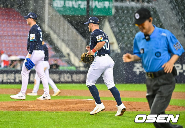 [OSEN=잠실, 박준형 기자] 22일 서울 잠실구장에서 2026 신한 SOL KBO 리그 LG 트윈스와 NC 다이노스의 경기가 진행됐다.이날 경기 LG는 톨허스트를, NC는 라일리를 선발투수로 내세웠다.3회말 갑작스러운 폭우에 NC 선수들이 그라운드를 떠나고 있다.   2026.07.22 / soul1014@osen.co.kr