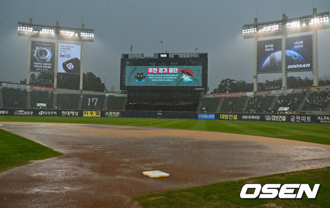 [OSEN=잠실, 박준형 기자] 22일 서울 잠실구장에서 2026 신한 SOL KBO 리그 LG 트윈스와 NC 다이노스의 경기가 진행됐다.이날 경기 LG는 톨허스트를, NC는 라일리를 선발투수로 내세웠다.3회말 갑작스러운 폭우에 중단된 경기.    2026.07.22 / soul1014@osen.co.kr