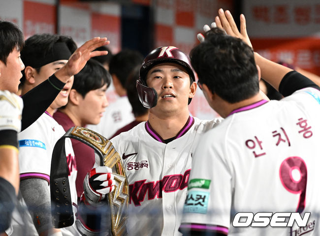[OSEN=고척, 이대선 기자] 22일 서울 고척스카이돔에서 2026 신한 SOL KBO리그 키움 히어로즈와 삼성 라이온즈의 경기가 열렸다. 이날 키움은 알칸타라, 삼성은 김백산을 선발로 내세웠다. 5회말 무사에서 키움 김웅빈이 우월 솔로 홈런을 치고 더그아웃에서 동료들과 환호하고 있다. 2026.07.22 /sunday@osen.co.kr